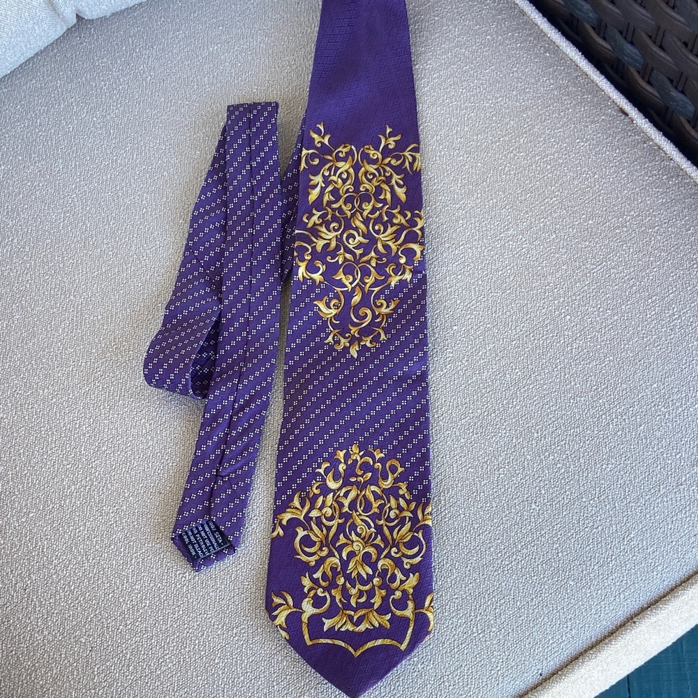 Versace‎ V2 Tie Silk Tie. Purple & Gold.